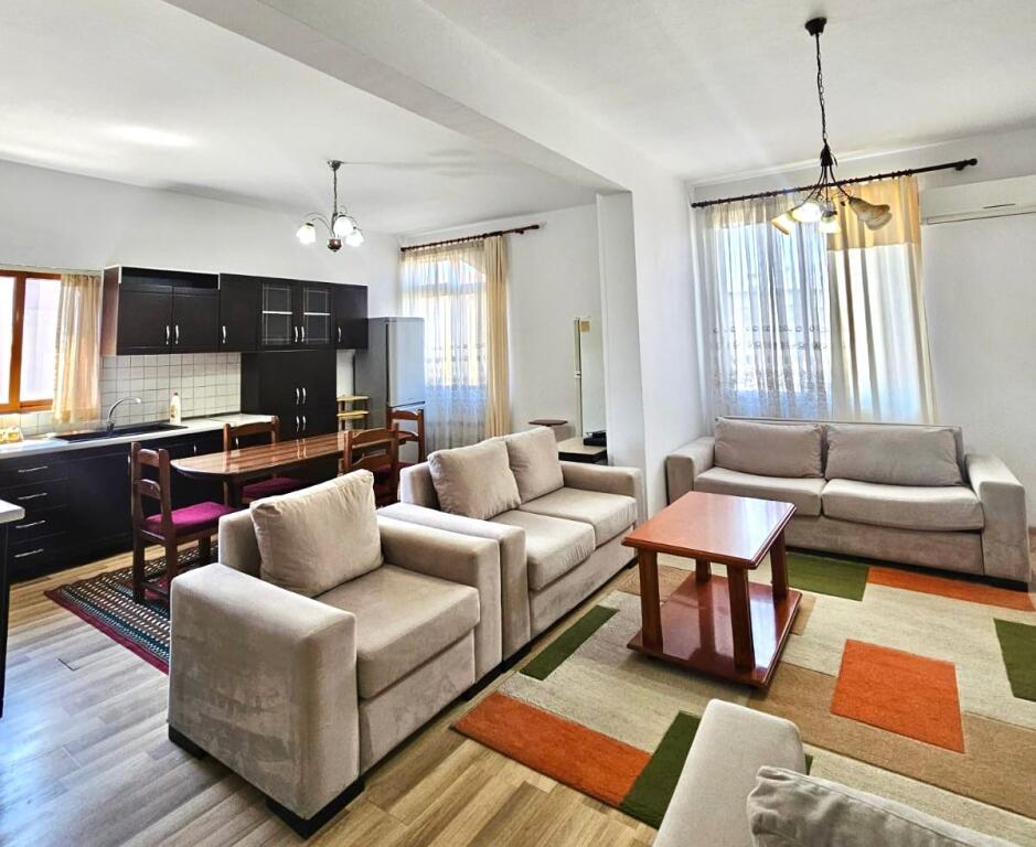 Shitet Shtëpi Private 1 Kat (3+1+2wc) +1 Kat gjysëm-nëntoke + Truall ne Kombinat, Tirane.