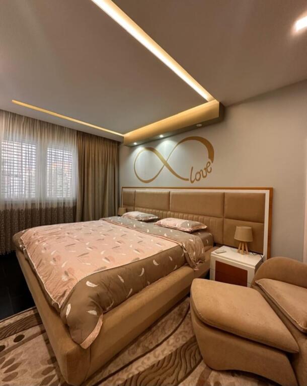 Shitet: Apartament 2+1 Porcelan( prane xhamia xhura)