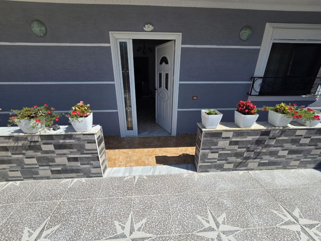 JEPET ME QERA APARTAMENT 2+1 NE KATIN E PARE TE NJE VILE PRIVATE TEK ZJARRFIKESJA DURRES