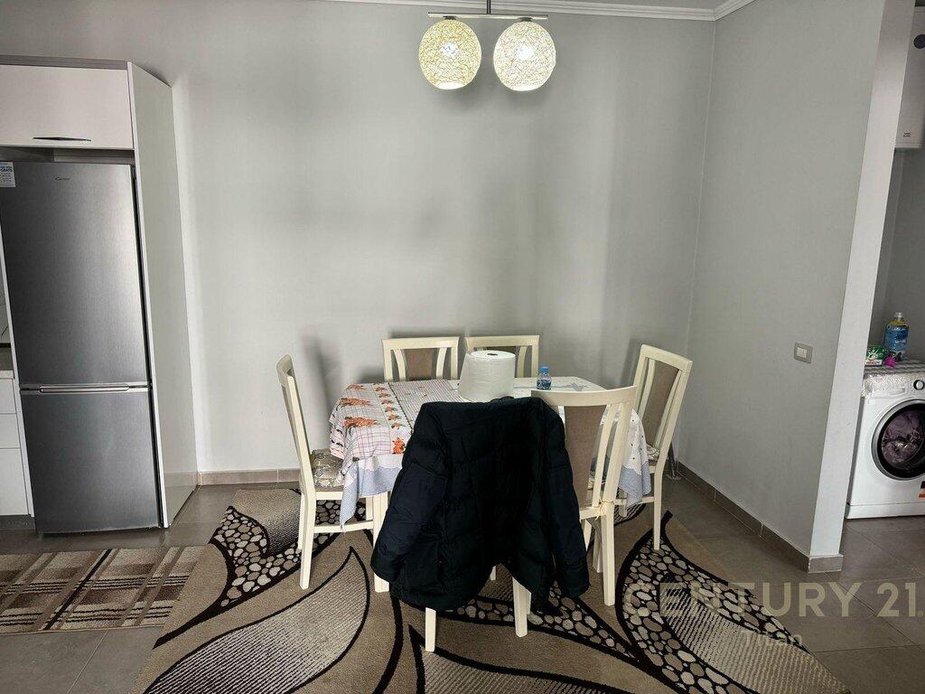 Shitet apartament 2+1 +2 me depo, prane Terminalit D (Veri Jug).