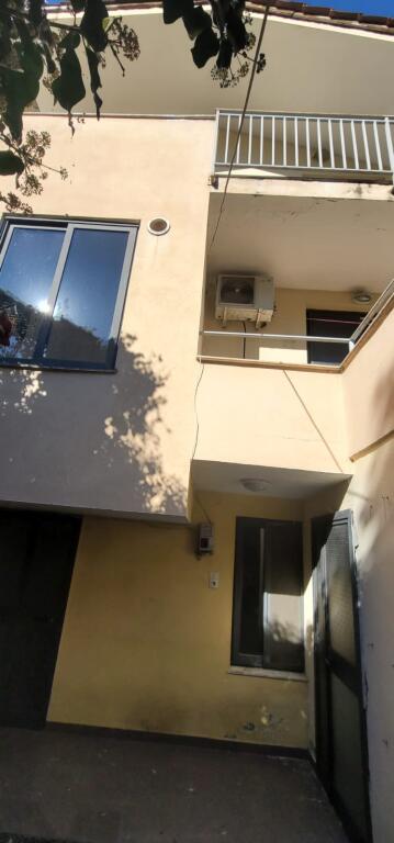 Villa for rent 3 floors 210m2 with yard for business at Partizani High School
