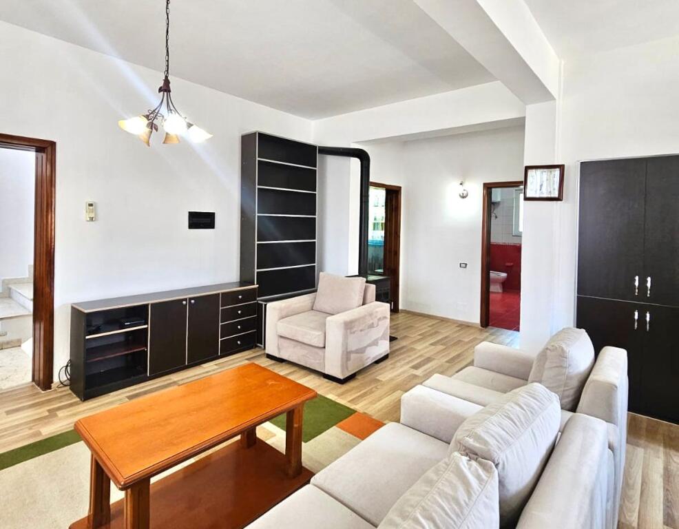 Shitet Shtëpi Private 1 Kat (3+1+2wc) +1 Kat gjysëm-nëntoke + Truall ne Kombinat, Tirane.