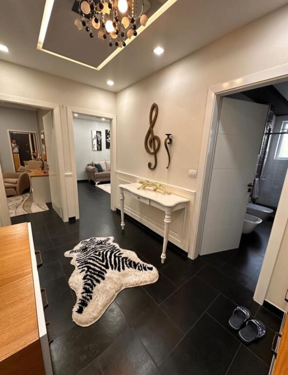 Shitet: Apartament 2+1 Porcelan( prane xhamia xhura)