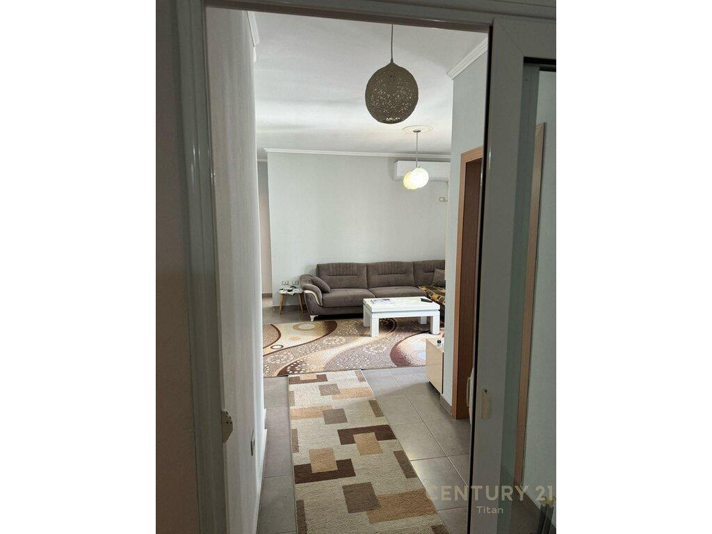 Shitet apartament 2+1 +2 me depo, prane Terminalit D (Veri Jug).