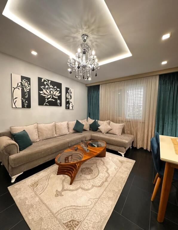Shitet: Apartament 2+1 Porcelan( prane xhamia xhura)