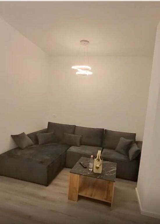 APARTAMENT ME QERA 1+1 BULEVARDI ZOGU I PARE 650 EURO