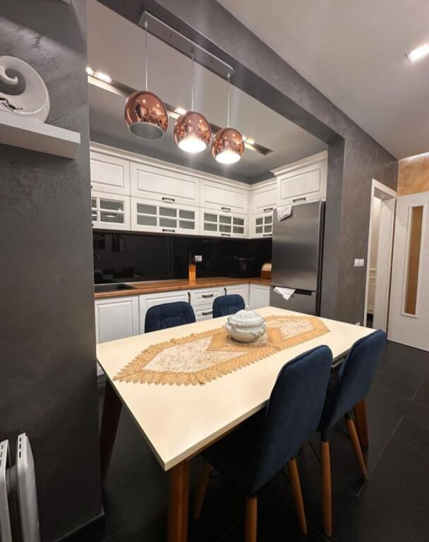 Shitet: Apartament 2+1 Porcelan( prane xhamia xhura)