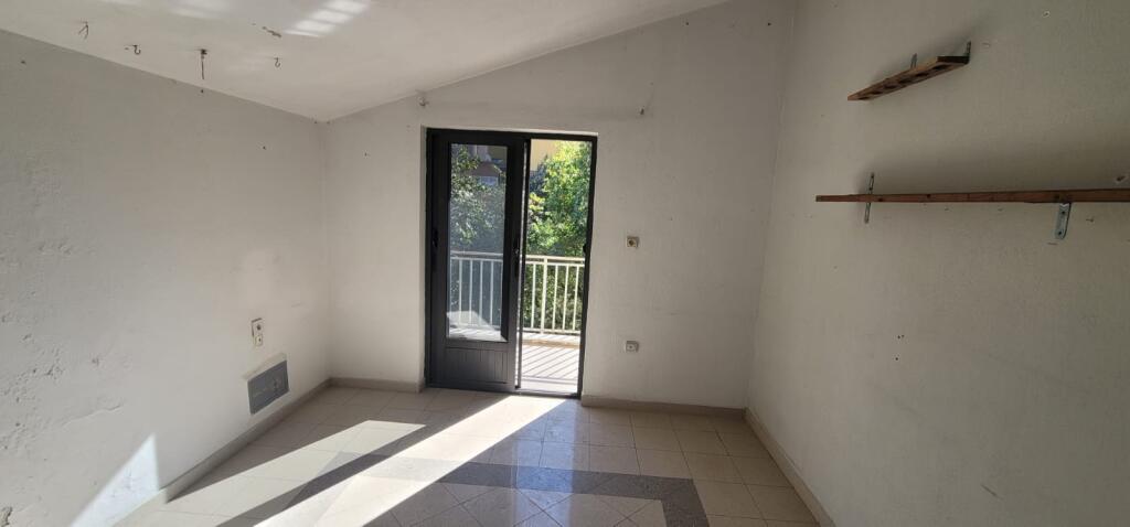 Villa for rent 3 floors 210m2 with yard for business at Partizani High School