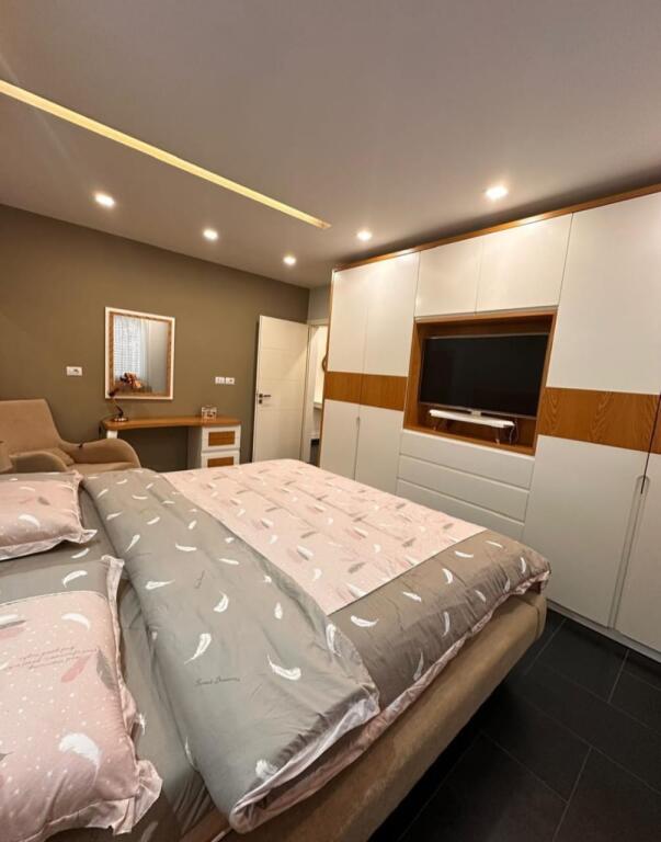 Shitet: Apartament 2+1 Porcelan( prane xhamia xhura)