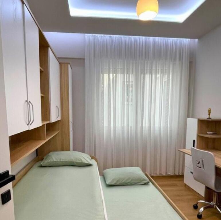 Prane Kompleksit Delijorgjit Shitet Apartament 2+1+2 i Sapo Mobiluar