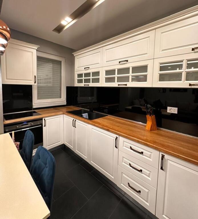 Shitet: Apartament 2+1 Porcelan( prane xhamia xhura)