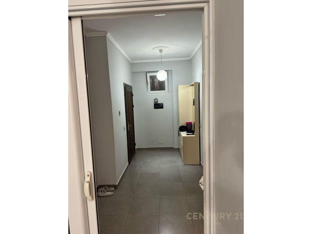 Shitet apartament 2+1 +2 me depo, prane Terminalit D (Veri Jug).
