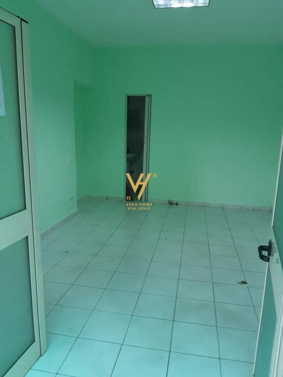 AFFITTASI NEGOZIO 20 M2 A MYSLYM SHYRI 400 EURO