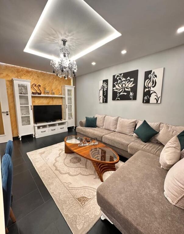 Shitet: Apartament 2+1 Porcelan( prane xhamia xhura)
