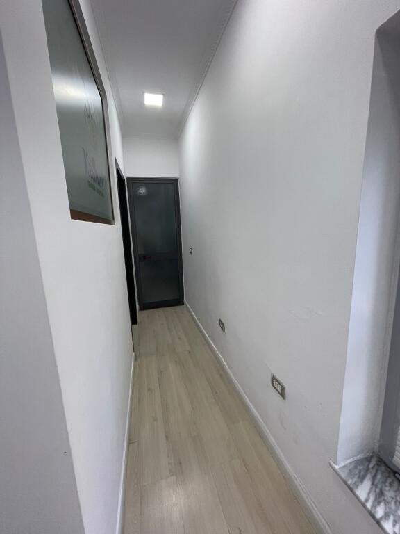 Selvia ambient biznesi/dyqan ne shitje 32 m2, (90,000 euro)
