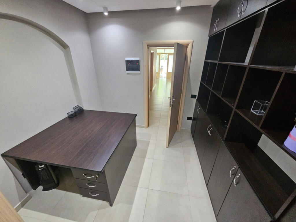 Zyre me Qera ne Myslym Shyri (ID BZ2678) Tirane.