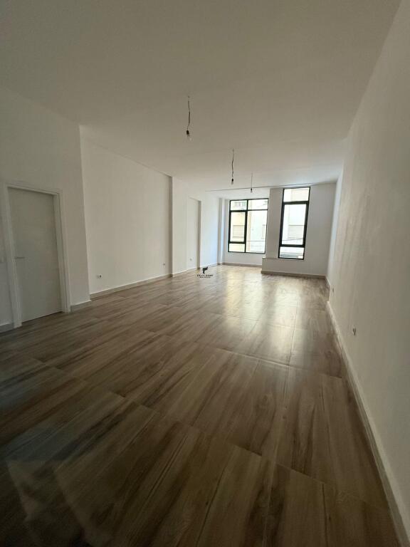 UFFICIO IN AFFITTO 82M2 VIA DURRES 1500 EURO
