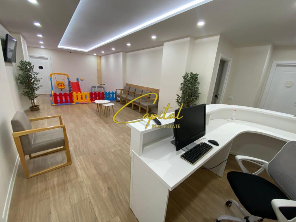 LOCALE COMMERCIALE IN AFFITTO 180 M2 VIA KAVAJES 1.850 EURO