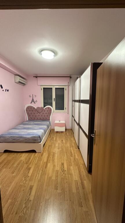 Apartament me qera ne qender Durres 3+1
