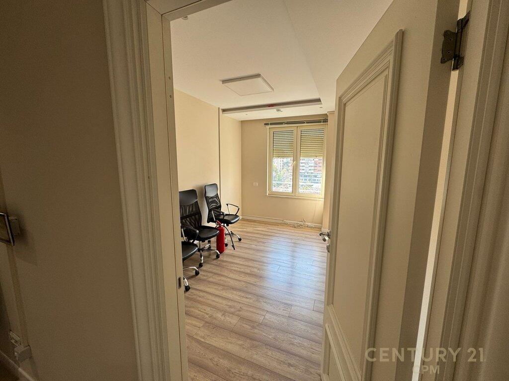 Ufficio a Bllok – 215 m², Locale in Affitto