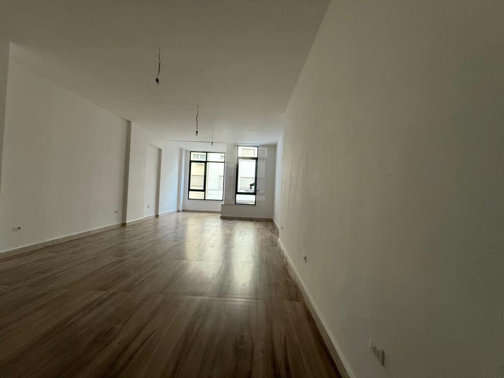 UFFICIO IN AFFITTO 72M2 STRADA DI DURRES 1.300 EURO