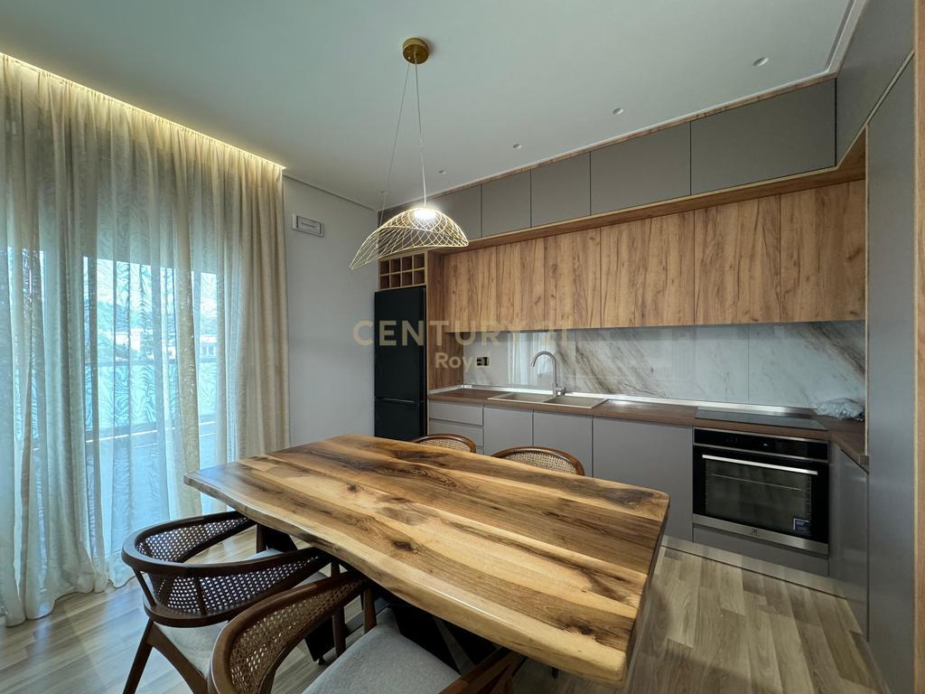 🏢 Jepet me Qira Apartament 2+1+2 + Verandë + Post Parkimi – Pranë TEG, Tiranë