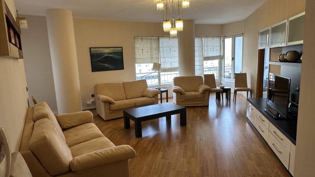 Apartament me qera ne qender Durres 3+1