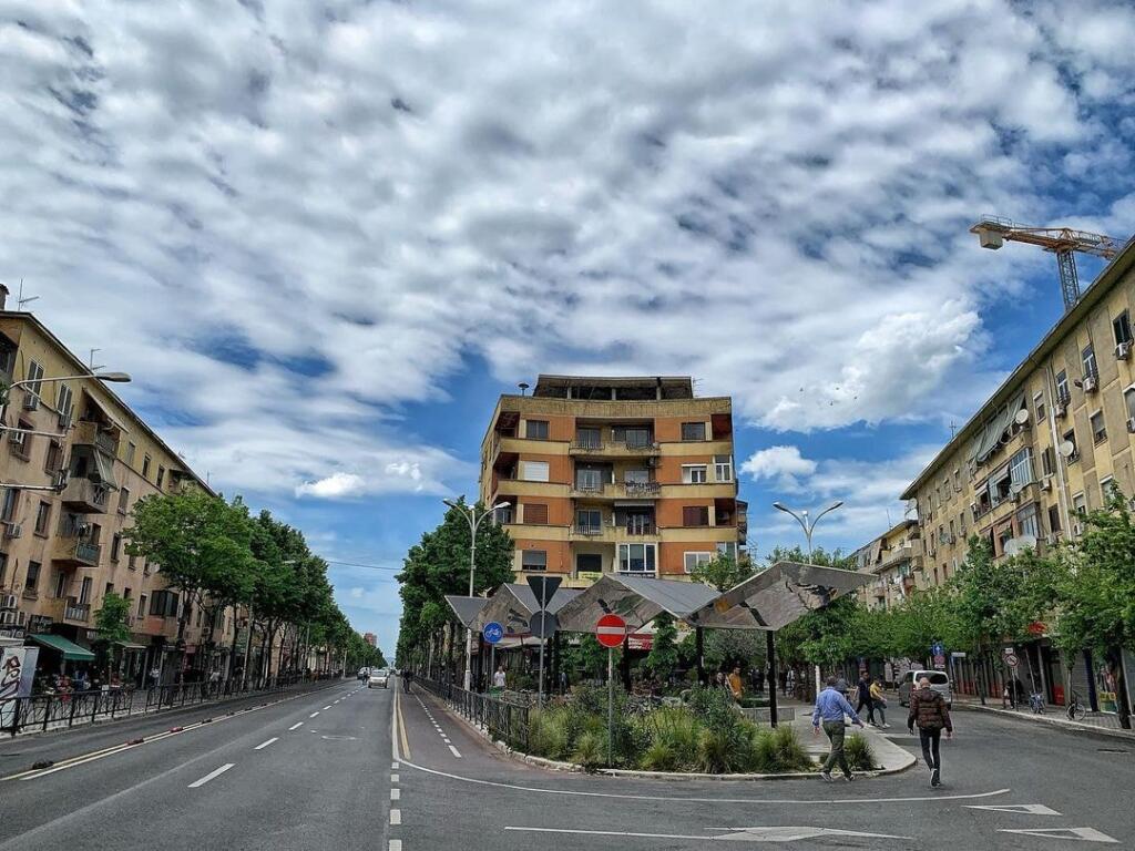 BUSINESS PREMISES / OFFICE IN THE CENTER OF TIRANA FOR RENT!