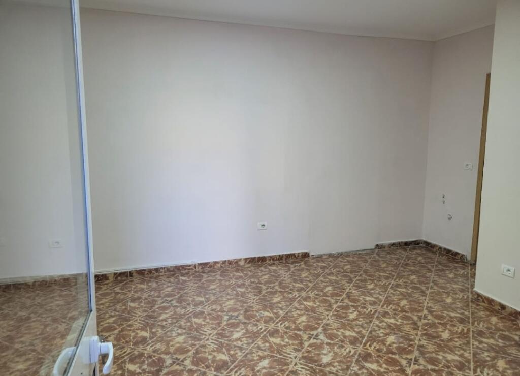 Jepet me qera ambient biznesi prane shkolles së gjuhëve