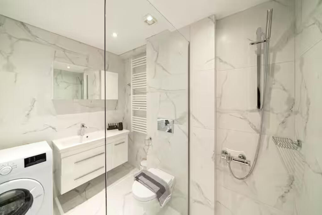 Appartamento in Affitto 2+1+2 a Xhamllik (ID B2201443) Tirana