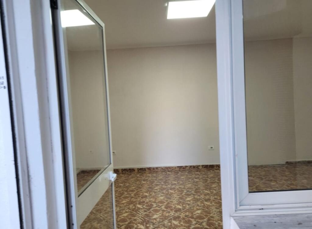 Jepet me qera ambient biznesi prane shkolles së gjuhëve