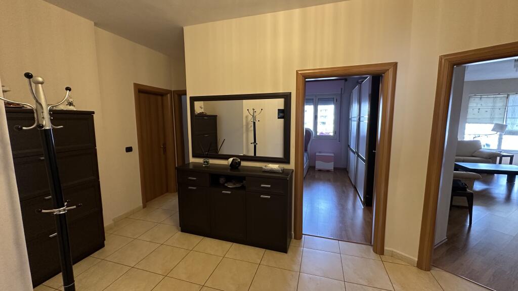 Apartament me qera ne qender Durres 3+1