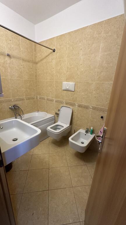 Apartament me qera ne qender Durres 3+1