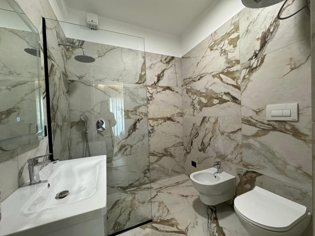 🏢 Jepet me Qira Apartament 2+1+2 + Verandë + Post Parkimi – Pranë TEG, Tiranë