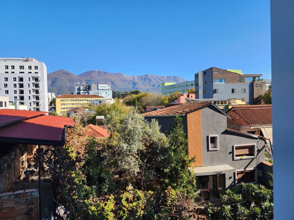 ✨ FOR RENT – OFFICE 2+1+2 TOILETS &amp; BALCONY 📍 Arlis Complex, Pharmacy 10 – Dibrës Street