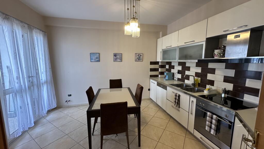 Apartament me qera ne qender Durres 3+1