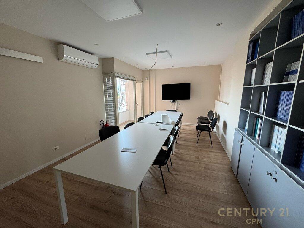 Ufficio a Bllok – 215 m², Locale in Affitto