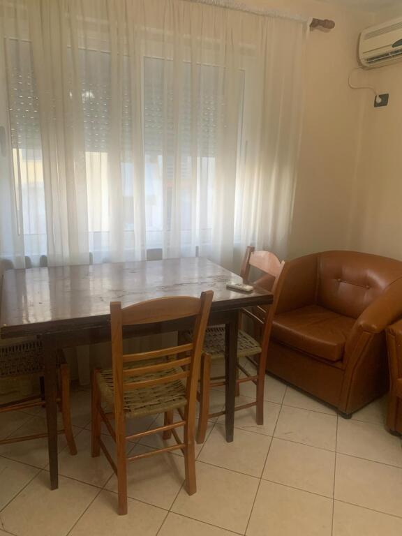 Jepet me qera apartament 1+1 te ish-restorant Durresi