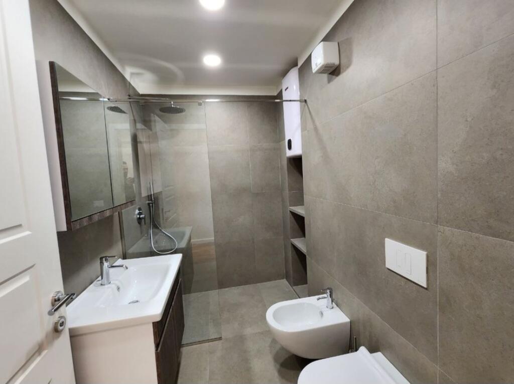 🌟 Appartamento duplex moderno in affitto nel centro di Tirana, vicino a Piazza Skanderbeg