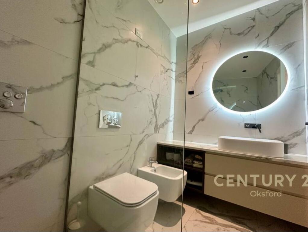 🌟 Luxurious apartment for rent with parking space in Lake View Residence, Tirana