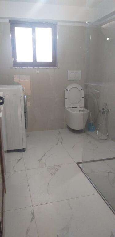 Tirane, jap me qera apartament 1+1 Kati 1, 50 m² 300 € (Rruga Kadillari)

