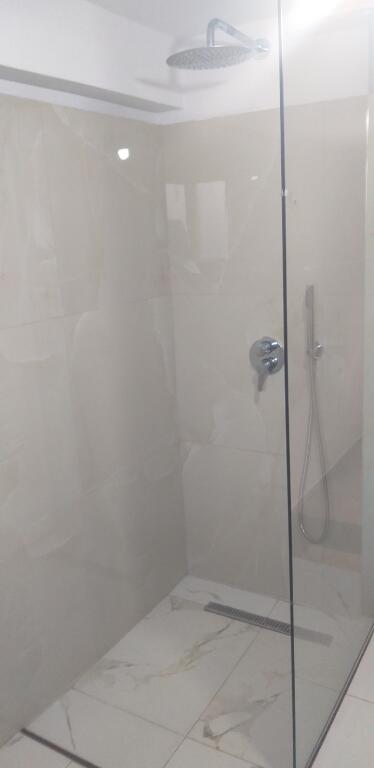 Tirane, jap me qera apartament 1+1 Kati 1, 50 m² 300 € (Rruga Kadillari)
