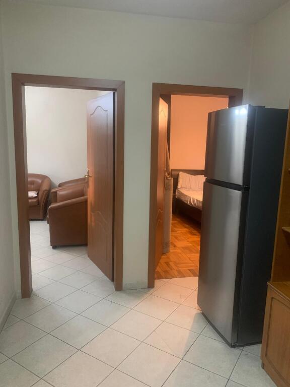Jepet me qera apartament 1+1 te ish-restorant Durresi