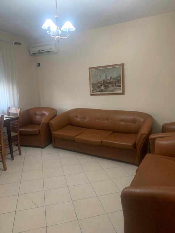 Jepet me qera apartament 1+1 te ish-restorant Durresi