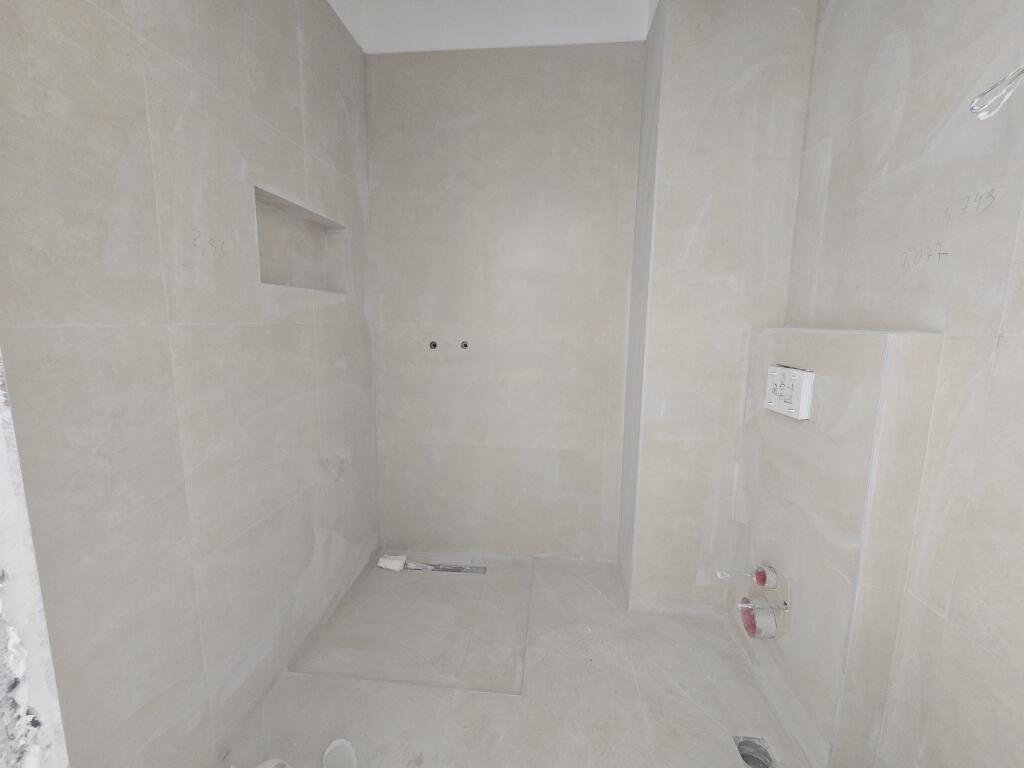 Shitet apartament 2+1+2 tualete te Kompleksi "Aura" ne Rrugen  "Dritan Hoxha"