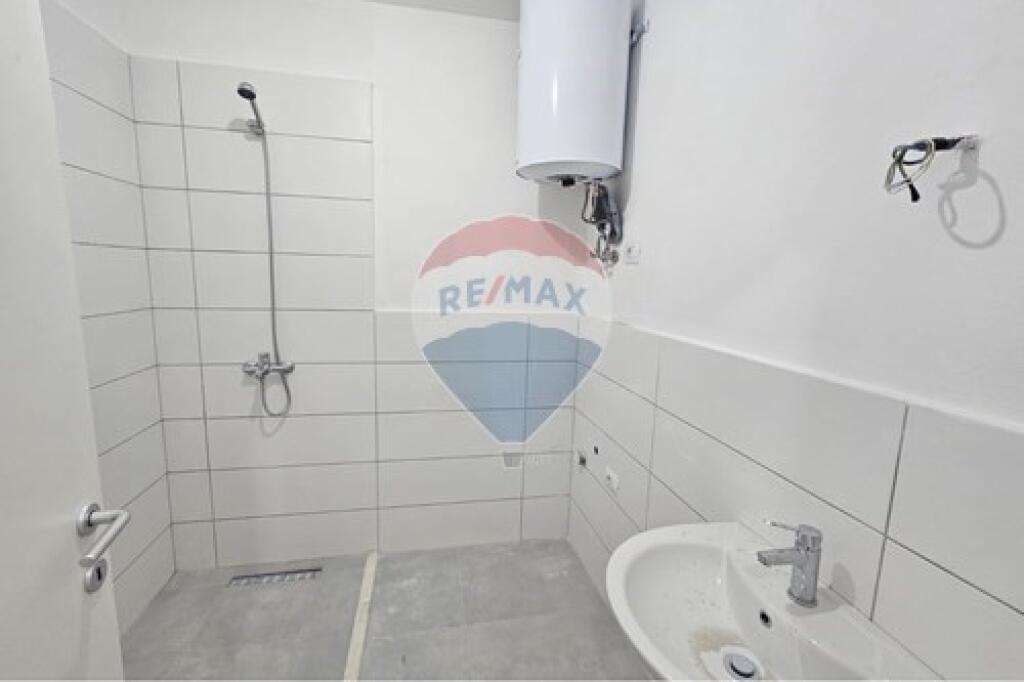 Shitet apartament 1+1  mbrapa Higjenës, tek shkolla Osman Myderizi