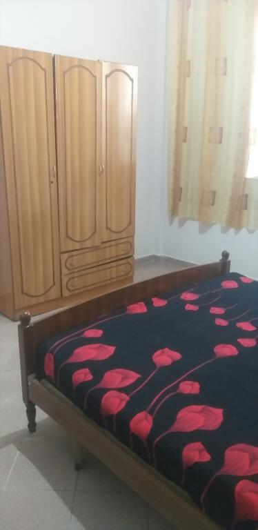 Tirane, jap me qera apartament 1+1 Kati 1, 50 m² 300 € (Rruga Kadillari)
