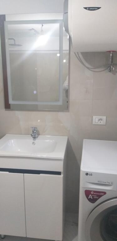 Tirane, jap me qera apartament 1+1 Kati 1, 50 m² 300 € (Rruga Kadillari)
