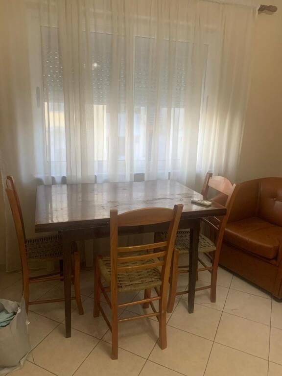 Jepet me qera apartament 1+1 te ish-restorant Durresi
