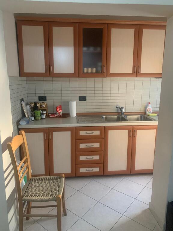 Jepet me qera apartament 1+1 te ish-restorant Durresi
